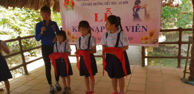 Tổ chức lễ kết nạp Đội thiếu niên tiền phong