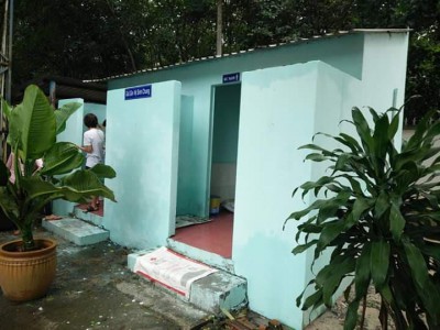 ĐOÀN THANH NIÊN TRANG TRÍ NHÀ VỆ SINH TRƯỜNG HỌC