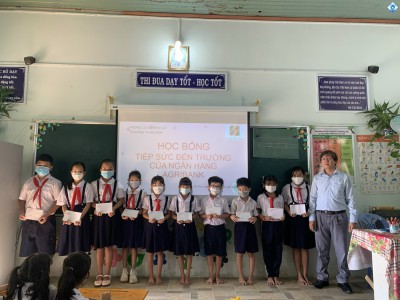TRAO QUÀ VÀ HỌC BỔNG “TIẾP SỨC ĐẾN TRƯỜNG” CHO CÁC EM HỌC SINH TRƯỜNG TIỂU HỌC AN SƠN