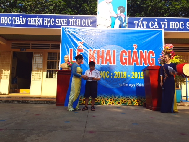 Tặng quà học sinh