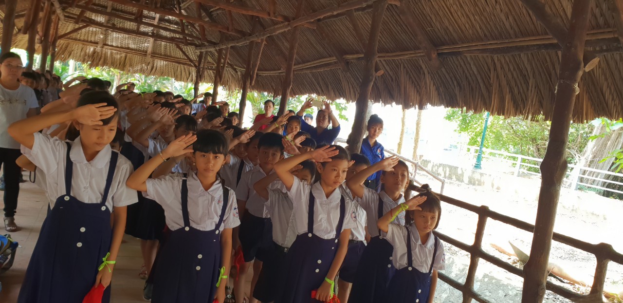 Chào cờ, hát quốc ca