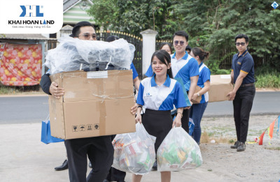 CÔNG TY KHẢI HOÀN LAND TRAO TẶNG TỦ SÁCH VÀ QUÀ TẶNG Ý NGHĨA CHO HỌC SINH